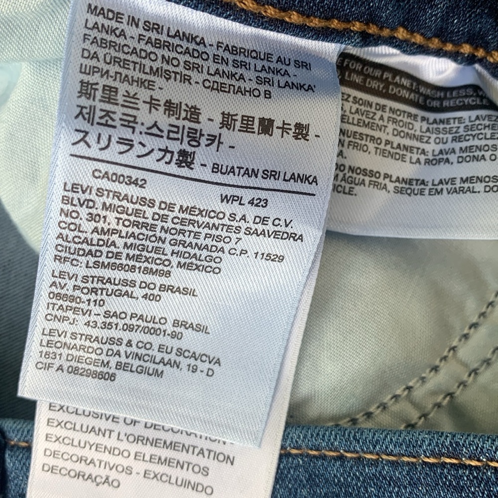 Levi’s Classic Bermuda Shorts - Picture 7 of 12